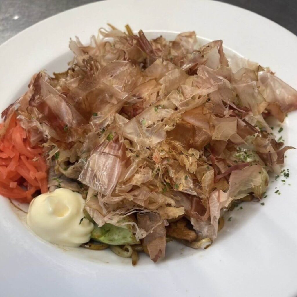 神栖市の居酒屋「めし呑み処　ラクロード」メニュー「屋台風太麺焼きそば」