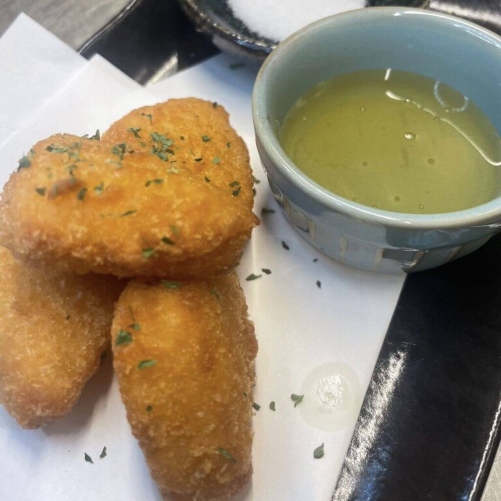 神栖市の居酒屋「めし呑み処 ラクロード」メニュー「カマンベールチーズフライ」