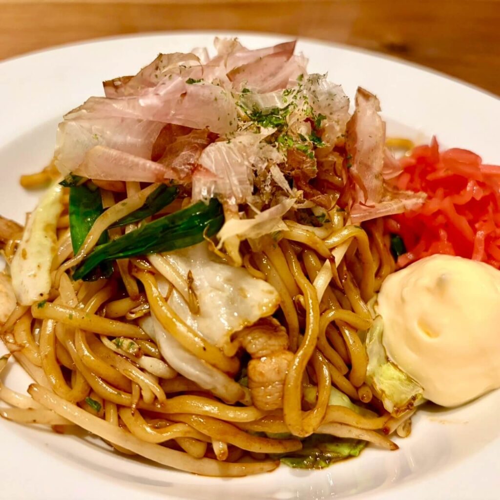 神栖市の居酒屋「めし呑み処　ラクロード」メニュー「屋台風太麺焼きそば」